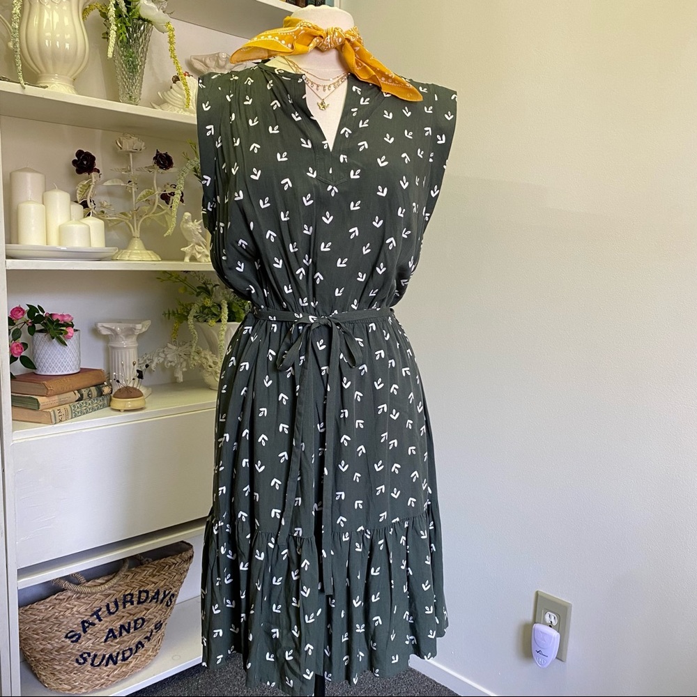Loft Green Rayon Tie Waist Arrow Print Sleeveless Dress